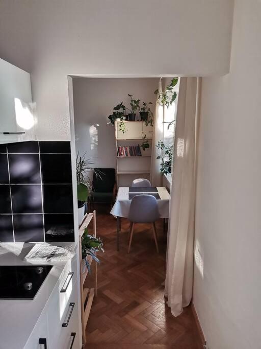 Cozy Studio In The City Centre Near Train Station Братислава Экстерьер фото